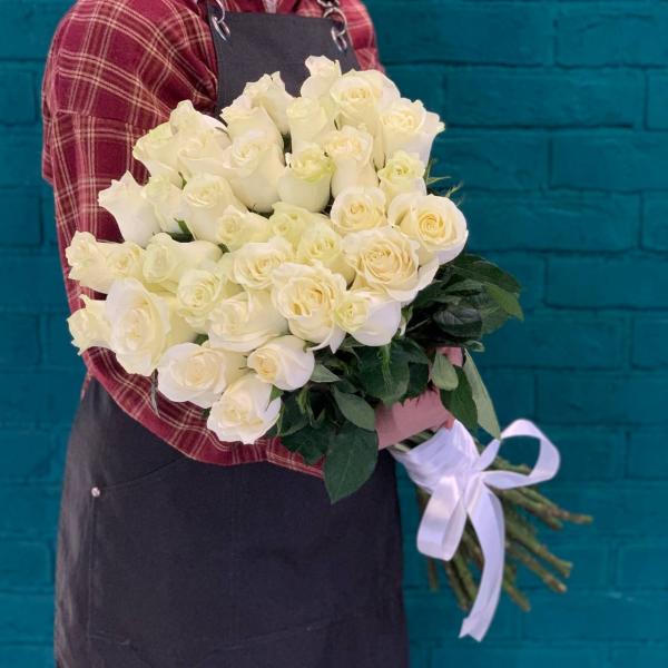 фото Букет из 45 белых роз 80см "Шарм"
