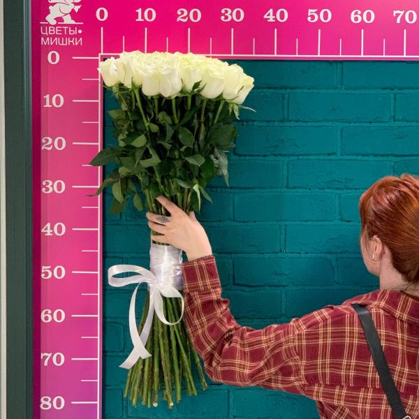 фото Букет из 45 белых роз 80см "Шарм"