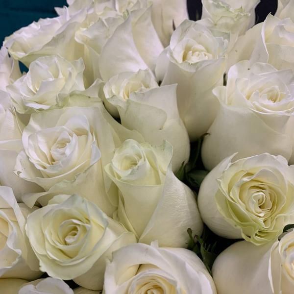 фото Букет из 45 белых роз 80см "Шарм"
