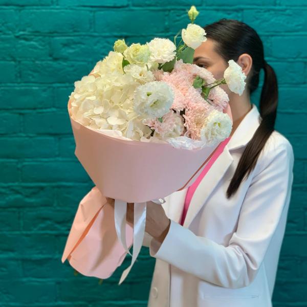 фото Гортензии и эустомы "Августин"