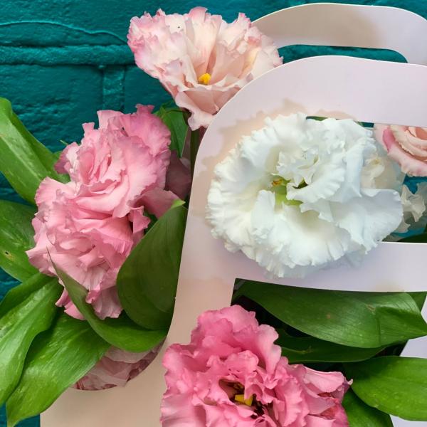 фото Эустомы и рускуса "Персиковая меренга"