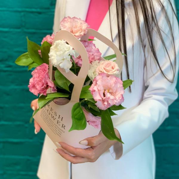 фото Эустомы и рускуса "Персиковая меренга"