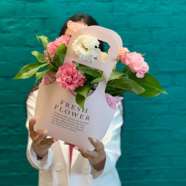 фото Эустомы и рускуса "Персиковая меренга"