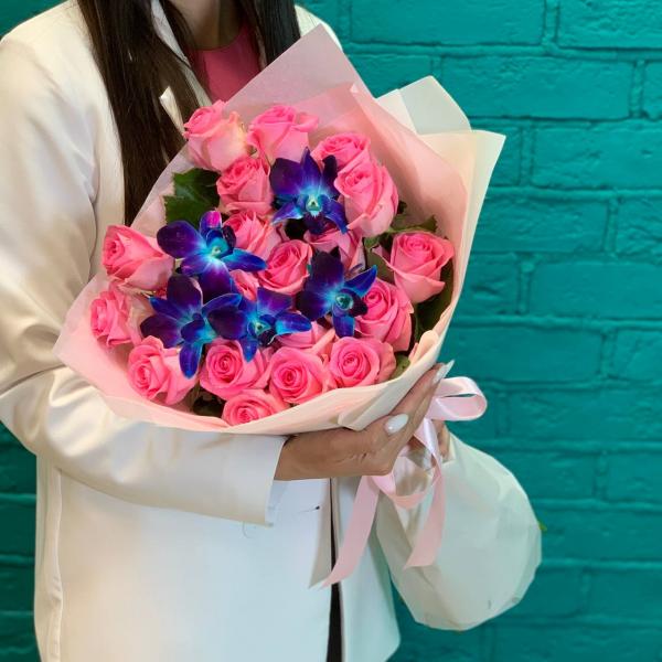 фото Розы и дендробиума "Палитра нежности"