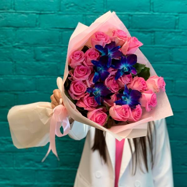 фото Розы и дендробиума "Палитра нежности"