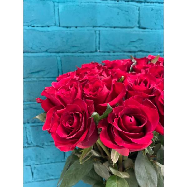 фото 21 красной розы 80см "Каркаде"