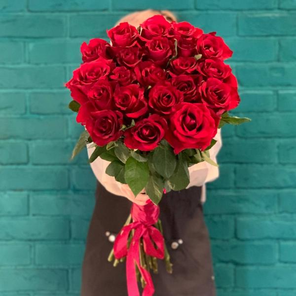 фото 21 красной розы 80см "Каркаде"