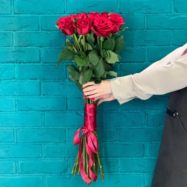 фото 21 красной розы 80см "Каркаде"