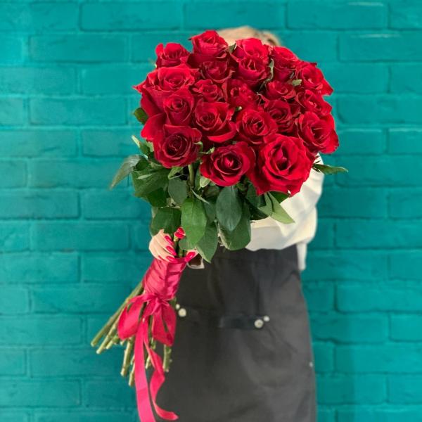 фото 21 красной розы 80см "Каркаде"