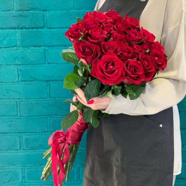 21 красная роза 80см "Каркаде"