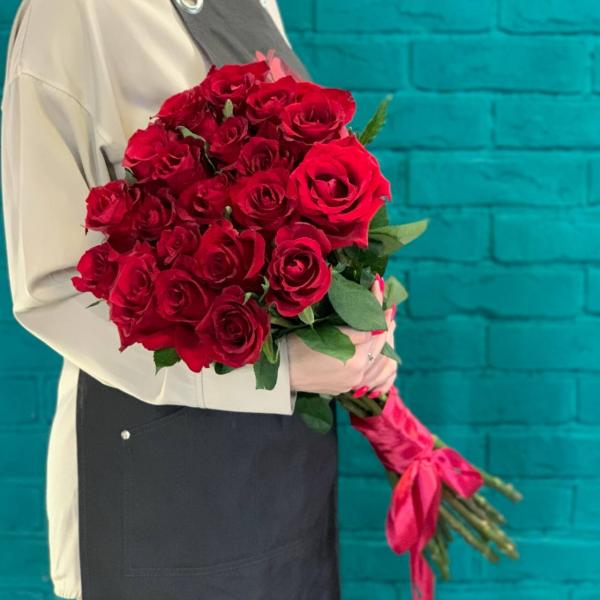 фото 21 красной розы 80см "Каркаде"