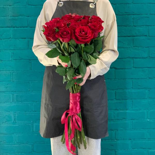 фото 21 красной розы 80см "Каркаде"