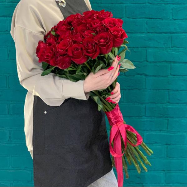 фото 25 красных роз 80см "Мисс Вамп"