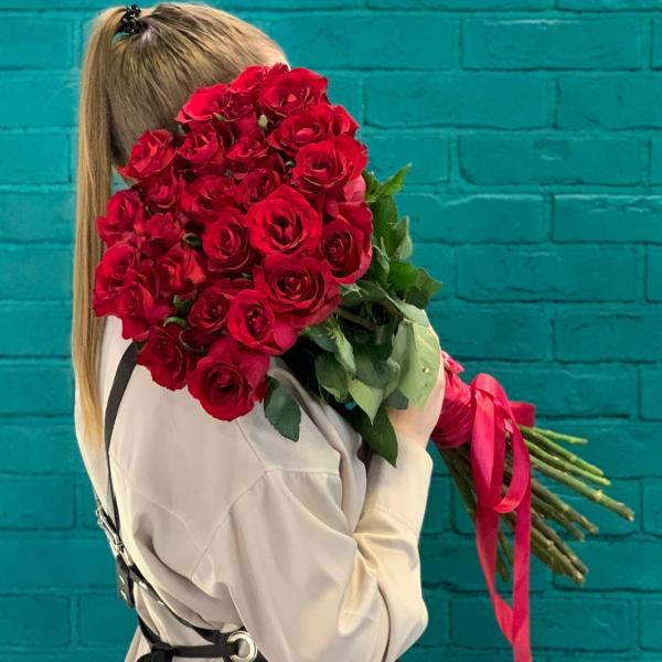 фото 25 красных роз 80см "Мисс Вамп"