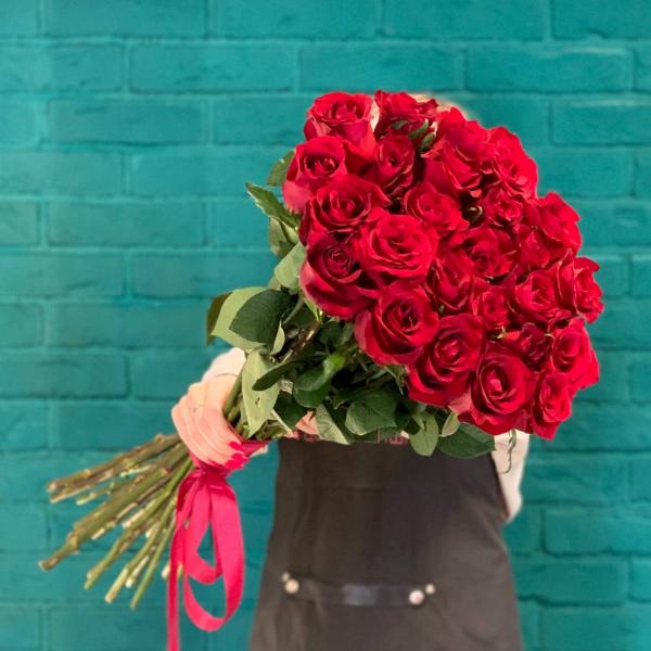 фото 25 красных роз 80см "Мисс Вамп"