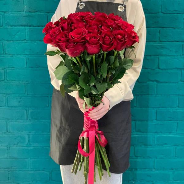 фото 25 красных роз 80см "Мисс Вамп"