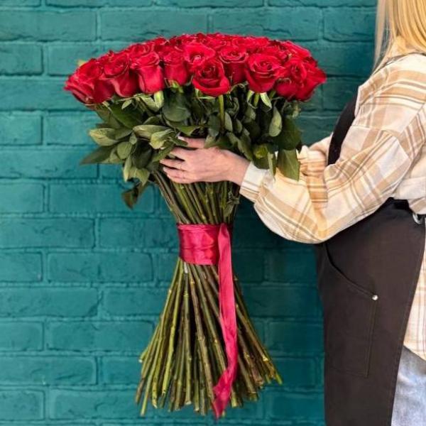 фото 75 красных роз 80см "Рубиновый закат"