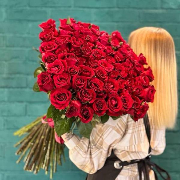 фото 75 красных роз 80см "Рубиновый закат"
