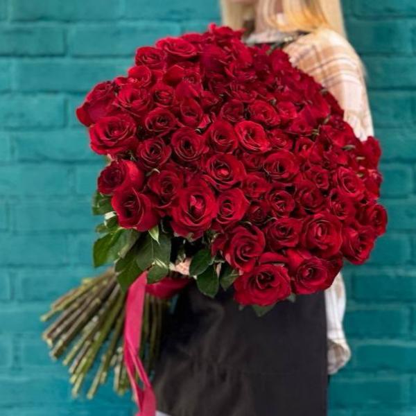 75 красных роз 80см "Рубиновый закат"