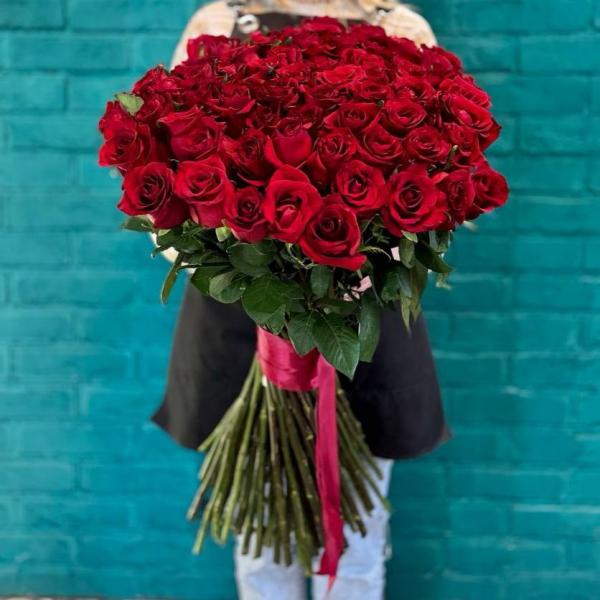 фото 75 красных роз 80см "Рубиновый закат"