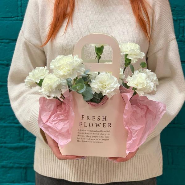 13 белых гвоздик "Подаренное счастье"