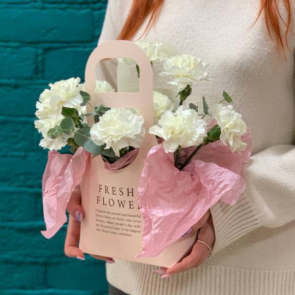 фото 13 белых гвоздик "Подаренное счастье"