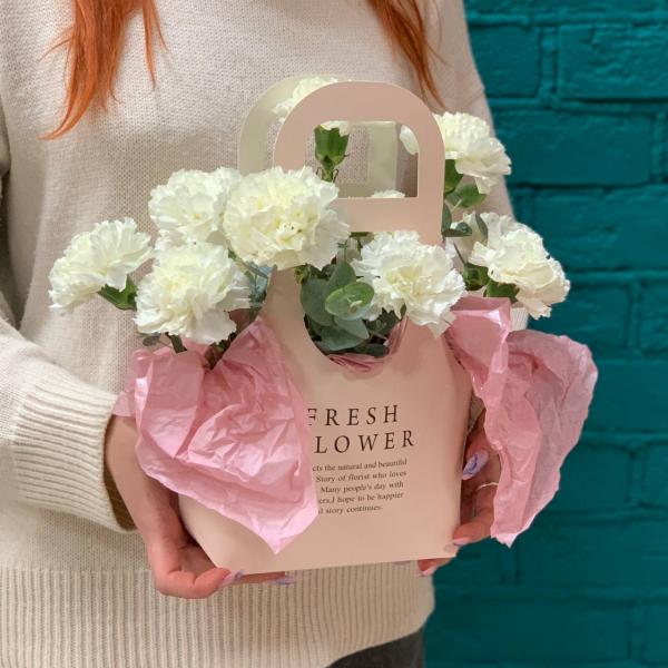 фото 13 белых гвоздик "Подаренное счастье"