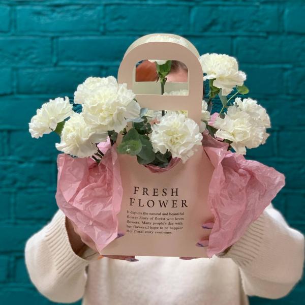 фото 13 белых гвоздик "Подаренное счастье"