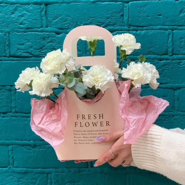 фото 13 белых гвоздик "Подаренное счастье"