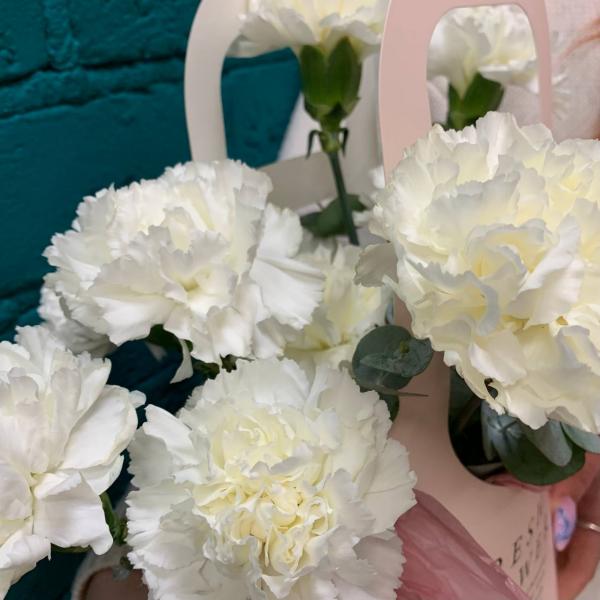 фото 13 белых гвоздик "Подаренное счастье"