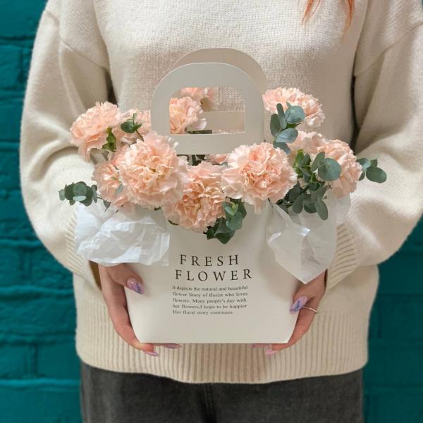 13 розовых гвоздик "Искусство любви"