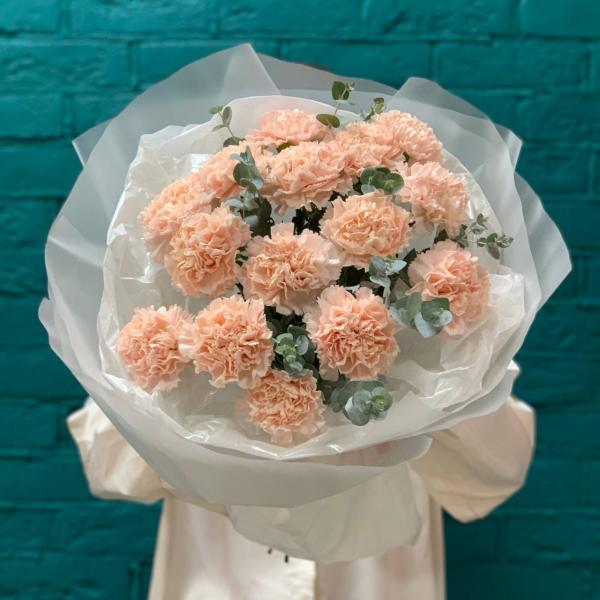 фото Розовой гвоздики и эвкалипта "Лукавая краса"