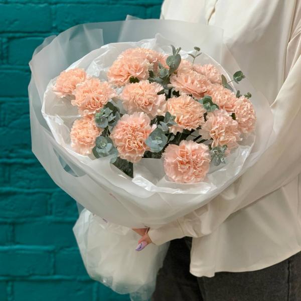 Розовая гвоздика и эвкалипт "Лукавая краса" 