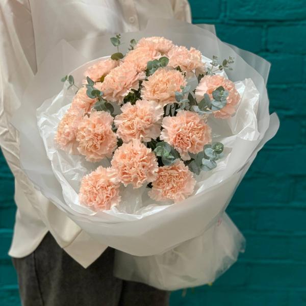 фото Розовой гвоздики и эвкалипта "Лукавая краса"