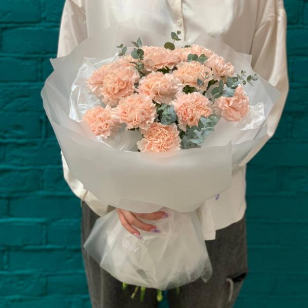 фото Розовой гвоздики и эвкалипта "Лукавая краса"