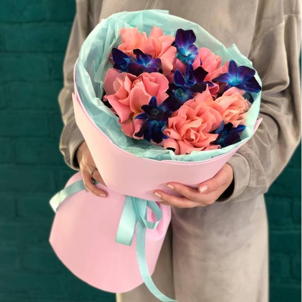 Розовая французская роза и дендробиум "Космический пуддинг"