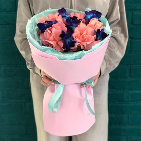 фото Розовой французской розы и дендробиума "Космический пуддинг"