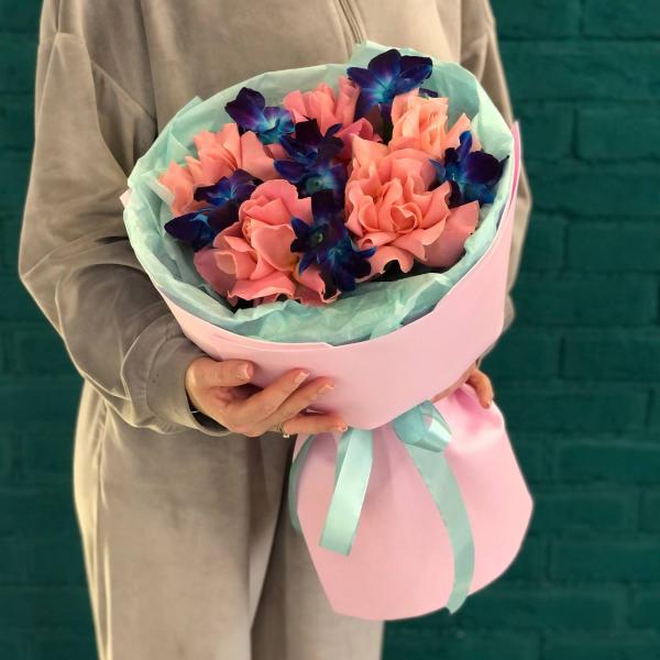 фото Розовой французской розы и дендробиума "Космический пуддинг"