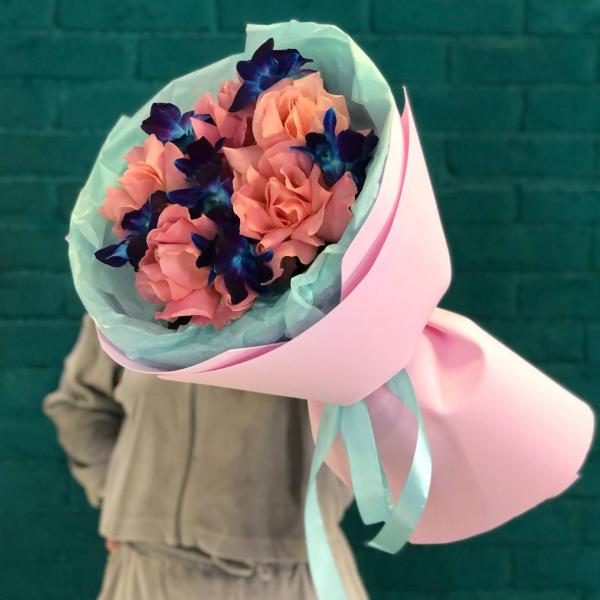 фото Розовой французской розы и дендробиума "Космический пуддинг"