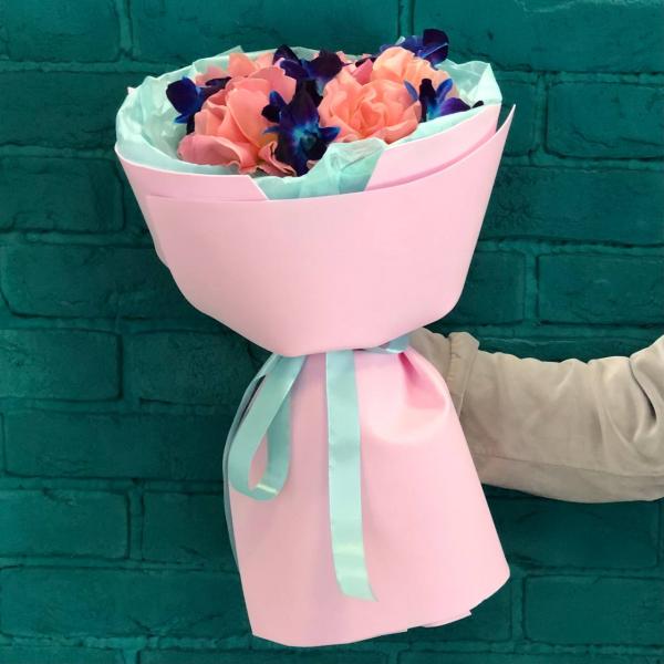 фото Розовой французской розы и дендробиума "Космический пуддинг"