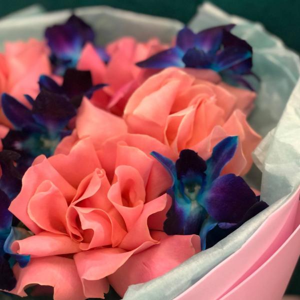 фото Розовой французской розы и дендробиума "Космический пуддинг"