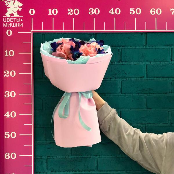 фото Розовой французской розы и дендробиума "Космический пуддинг"