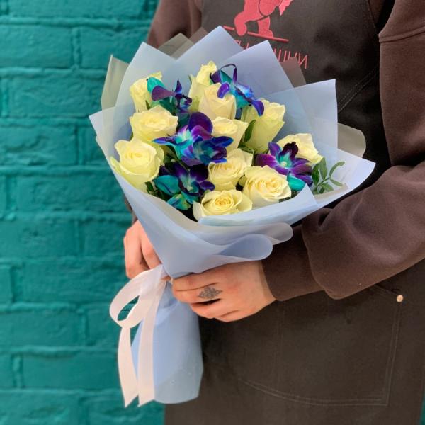  Белая роза и дендробиум "Звездный вечер"