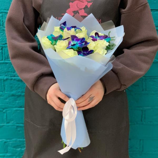 фото Белой розы и дендробиума "Звездный вечер"