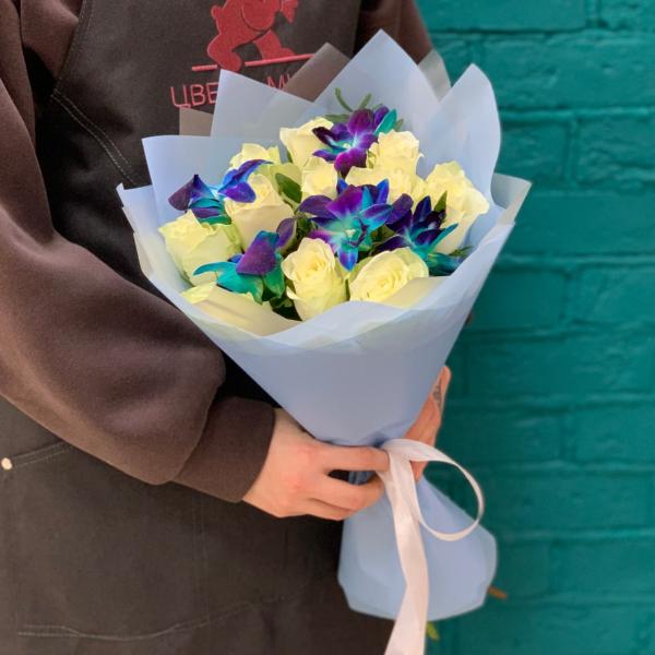 фото Белой розы и дендробиума "Звездный вечер"