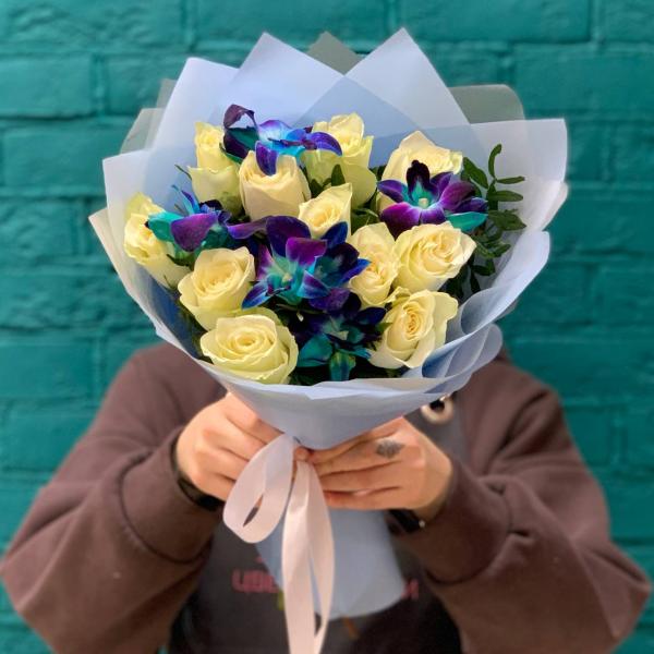 фото Белой розы и дендробиума "Звездный вечер"