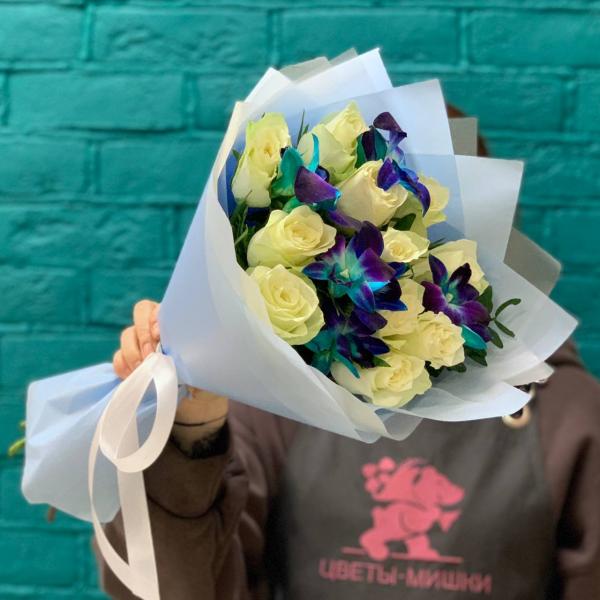 фото Белой розы и дендробиума "Звездный вечер"