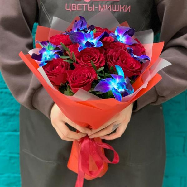 фото Красной розы и дендробиума "Бескрайний космос"