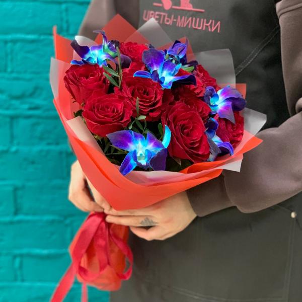 Красная роза и дендробиум "Бескрайний космос"