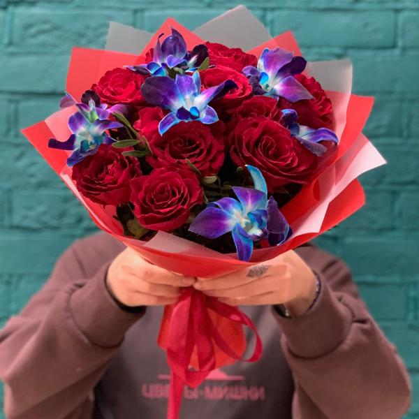 фото Красной розы и дендробиума "Бескрайний космос"